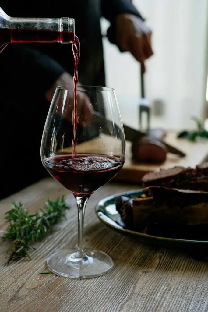 Rode wijn wordt ingeschonken bij een diner
