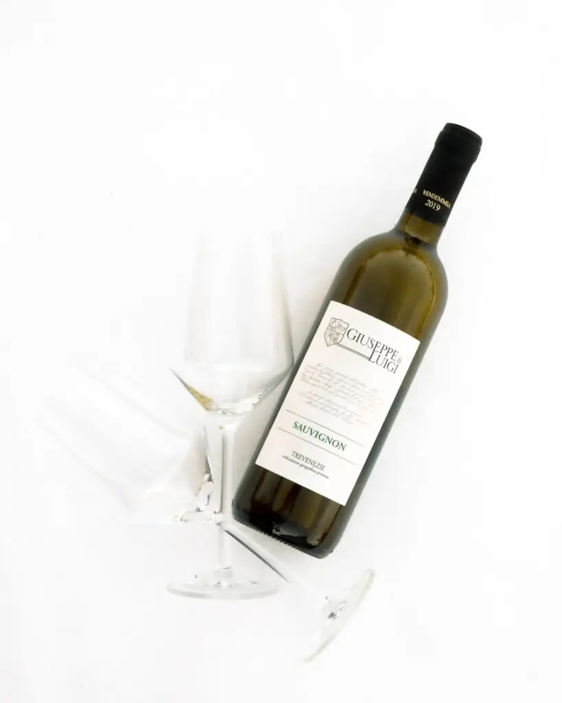 Fles witte Sauvignon met wijnglazen
